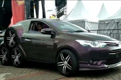 Toyota Vios phiên bản độ lên đến 8 bánh xe gây khó hiểu