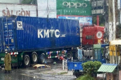 Va chạm với xe container, tài xế Grab đi cấp cứu, hành khách nữ ngồi sau tử vong tại chỗ