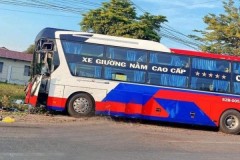 Vợ tài xế ô tô tải tử vong tại chỗ sau cú va chạm với xe khách chở theo 30 hành khách