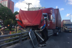 Xe container mất kiểm soát, đâm thẳng vào taluy cầu vượt thép Thủ Đức