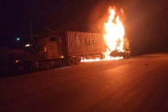Xe đầu kéo chở than va chạm xe container chở giấy khiến 2 phương tiện bóc cháy dữ dội tại Quảng Trị