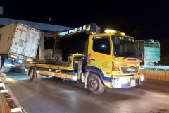 Xe đầu kéo gặp nạn trên cao tốc TP HCM - Trung Lương, tài xế bị kẹt trong cabin