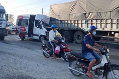 Xe Limousine chở khách tông vào đuôi xe tải trên Quốc lộ 1A, tài xế mắc kẹt trong cabin trong tình trạng nguy kịch