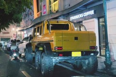 Mercedes-Benz G63 6x6 duy nhất tại Việt Nam xuất hiện trên phố với kích thước khổng lồ