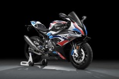 BMW M 1000 RR sở hữu khối động cơ lên đến 212 mã lực cùng với nhiều trang bị mới