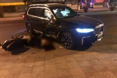 Thanh niên lái xe máy tông trúng BMW X7 đang lùi ra đường, tử vong tại chỗ