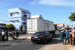 Xe máy sang đường va chạm xe tải khiến cặp vợ chồng tử vong tại Ninh Thuận