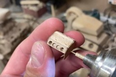 Khâm phục thiếu niên tuổi teen tự chế tạo động cơ V8 nhỏ như đồng xu bằng gỗ