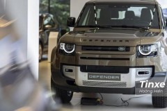 Land Rover Defender "bán chạy như tôm tươi" khiến hãng sản xuất không kịp