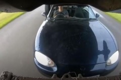 Tài xế trẻ người Nga liều lĩnh điều khiển xe chui gầm xe đầu kéo như trong “Fast & Furious”