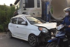 Thái Nguyên: Va chạm với xe tải, Kia Morning nát bét đầu xe, phần đuôi bẹp dúm