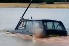 Theo dõi chiếc Range Rover từ từ "lặn" qua vùng nước sâu ngập đầu
