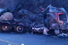 Thừa Thiên Huế: Xe đầu kéo cháy như đuốc khi qua đèo Hải Vân, tài xế bị thương nhẹ