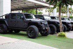 Không chỉ 1 mà có đến 4 chiếc Jeep Gladiator 6x6 cập bến Campuchia