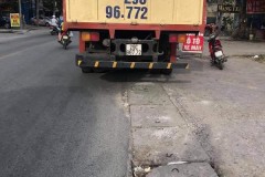 Hai xe máy dừng đèn đỏ bị xe cẩu tông trúng khiến 1 người tử vong tại Hà Nội