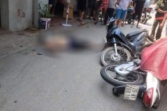 Thanh niên lái xe máy tông trúng xe máy đi từ ngõ ra khiến 2 người thương vong tại Hà Nội