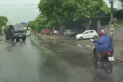 Vừa lái xe vừa nghe điện thoại, người đàn ông ngã mạnh xuống đường tại Thái Nguyên
