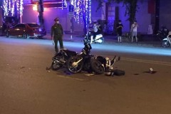 Xe máy che đậy biển số tông trúng một xe máy khác khiến 2 người bị thương tại Lào Cai