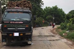 Xe máy té ngã ngay khúc cua rồi bị kẹt vào gầm xe tải, nam thanh niên may mắn thoát chết tại Thái Nguyên