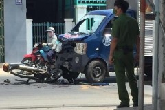 Video: Người đàn ông chạy xe máy tông trực diện vào ô tô tải đang rẽ trái ở Ninh Thuận