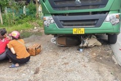 Video quay khoảnh khắc xe đầu kéo cuốn người phụ nữ đi xe máy vào gầm tại Tuyên Quang