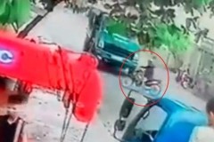 Video: Sang đường thiếu quan sát, người đàn ông đi xe máy bị ô tô tải tông tử vong tại Ninh Bình