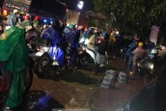 Video: Trắng đêm dầm mưa với những phần quà dành cho khách đường xa đi qua thị trấn Đắk Mil