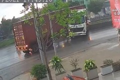 Video: Va chạm với ô tô khách sang đường, xe container bẻ quặt đầu xe về phía sau trên quốc lộ 1A