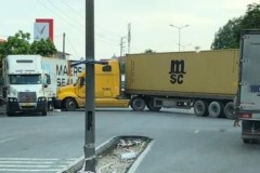 Video: Vụ va chạm giữa 2 xe container ở Hải Phòng khiến cánh tài xế bảo ban nhau nên nhường nhịn