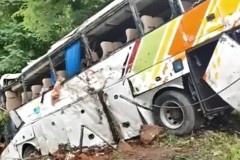 Video: Xe buýt lật nhào xuống sông ở Trung Quốc khiến 60 người thương vong