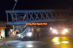 Xe đầu kéo chở 2 xe ben làm sập giá long môn trên cao tốc khiến 1 người tử vong tại Tiền Giang