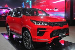 Ảnh chi tiết Toyota Fortuner GR Sport 2021 màu đỏ giá bán 1,3 tỷ đồng tại Thái Lan