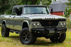 Bán tải cổ điển Dodge W200 Power Wagon 1964 trông vạm vỡ, ấn tượng qua bàn tay dân phục chế
