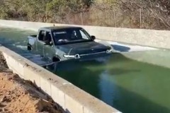 Bán tải điện Rivian R1T thể hiện khả năng lội nước cao gần cả mét trong video mới