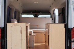 Bộ kit tiện dụng, dễ lắp ráp này cho phép bạn chuyển đổi xe van thành xe cắm trại