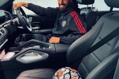 Bruno Fernandes lái Mercedes-Benz GLE chở quả bóng đặc biệt về nhà sau chiến thắng