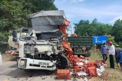 Hà Tĩnh: Ô tô tải và xe đầu kéo tông nhau kinh hoàng, 1 tài xế tử vong