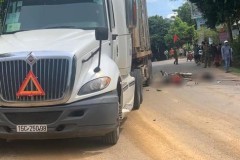 Hòa Bình: Xe máy va chạm với xe đầu kéo, 2 thanh niên 18 tuổi tử vong