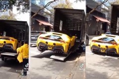 Khoảnh khắc siêu xe Ferrari SF90 Stradale rơi từ xe tải xuống đường khiến không ít người xót của
