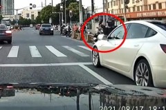 Khoảnh khắc xe Tesla bất ngờ tông vào đuôi thanh niên chạy xe máy khiến dân tình khó hiểu