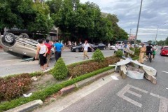 Mazda CX-5 tông vào cột điện rồi lật ngửa giữa đường, tài xế may mắn thoát nạn tại Hà Tĩnh