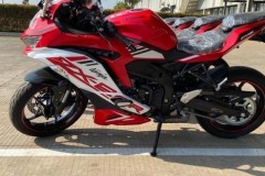 Mục sở thị phiên bản màu đỏ trắng trên Kawasaki ZX-25R 2021, không đẹp như "mơ"