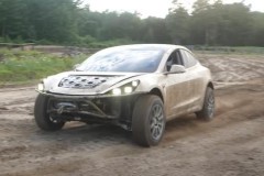 Tesla Model 3 biến hóa thành xe off-road dưới bàn tay dân độ