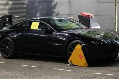 Thủ môn De Gea phải bắt taxi ra về sau khi bị cảnh sát khóa bánh xe Aston Martin Vantage vì chưa đóng thuế