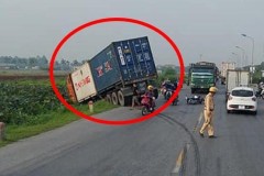 Xe container đầu kéo đánh lái tránh xe máy trốn CSGT rồi lao xuống mương tại Hưng Yên