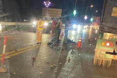 Xe máy phóng nhanh trên đường cao tốc rồi tông vào đuôi ô tô tải khiến 1 người tử vong tại Bắc Giang