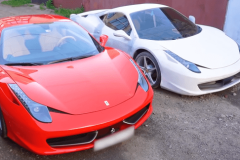 Video: Chủ xe Ferrari 458 Italia nhái may mắn có cơ hội so sánh với xe thật