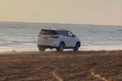 Video: Dùng "thánh lật" Toyota Fortuner để trổ tài drift trên bãi cát và cái kết dễ đoán