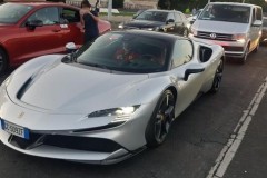 Video: Hai tay đua F1 của Scuderia Ferrari bị bắt gặp lái siêu xe Ferrari SF90 Stradale ở Budapest