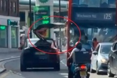 Video: Không đóng cửa "cánh chim" khi chạy trên đường, Tesla Model X làm vỡ kính lái của xe buýt